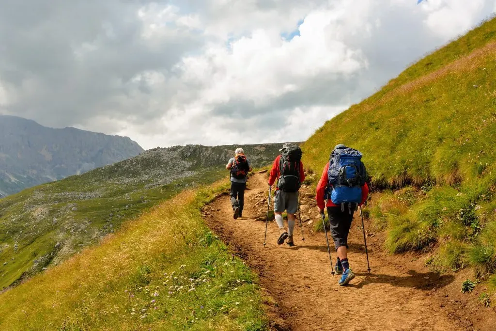 Trekkingowe buty damskie: Jak je modnie stylizować na co dzień?